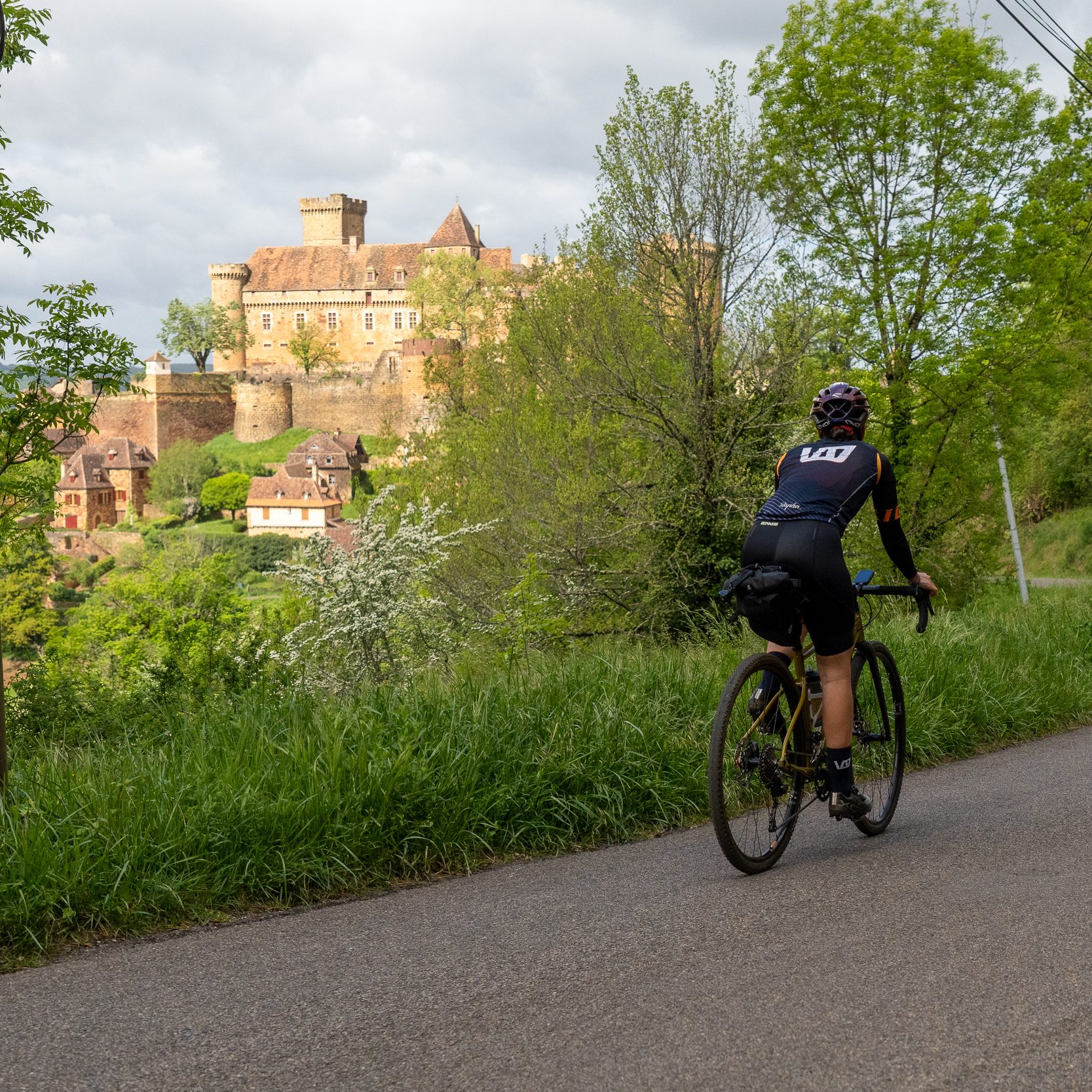 cycliste au château de castelnau bretenoux